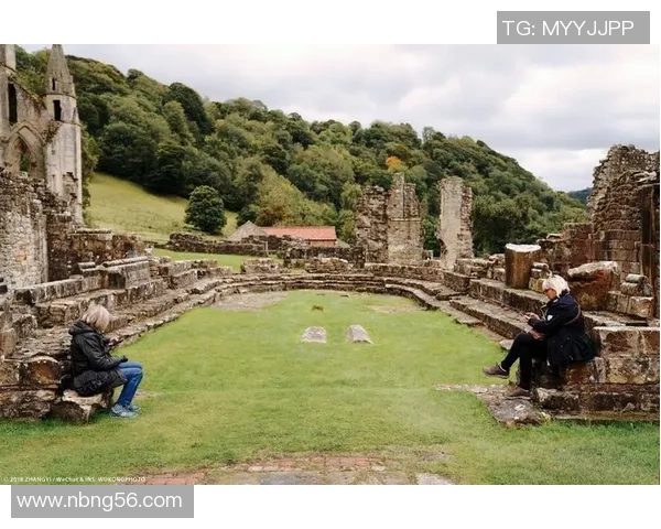 英格兰足球明星的传奇人生与遗产在刚去世后引发广泛悼念与回忆 英格兰足球明星的传奇人生与遗产在刚去世后引发广泛悼念与回忆